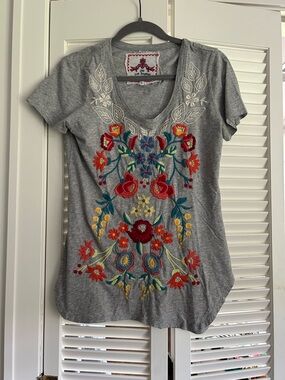 Johnny Was Top Women’s Small Gray Embroidered Floral Scoop Neck Tee Shirt Boho